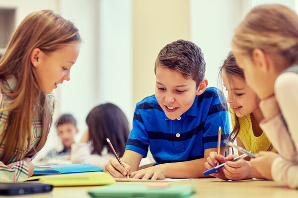 Bild vergr&ouml;&szlig;ern: Kinder_in_der_Schule (1)